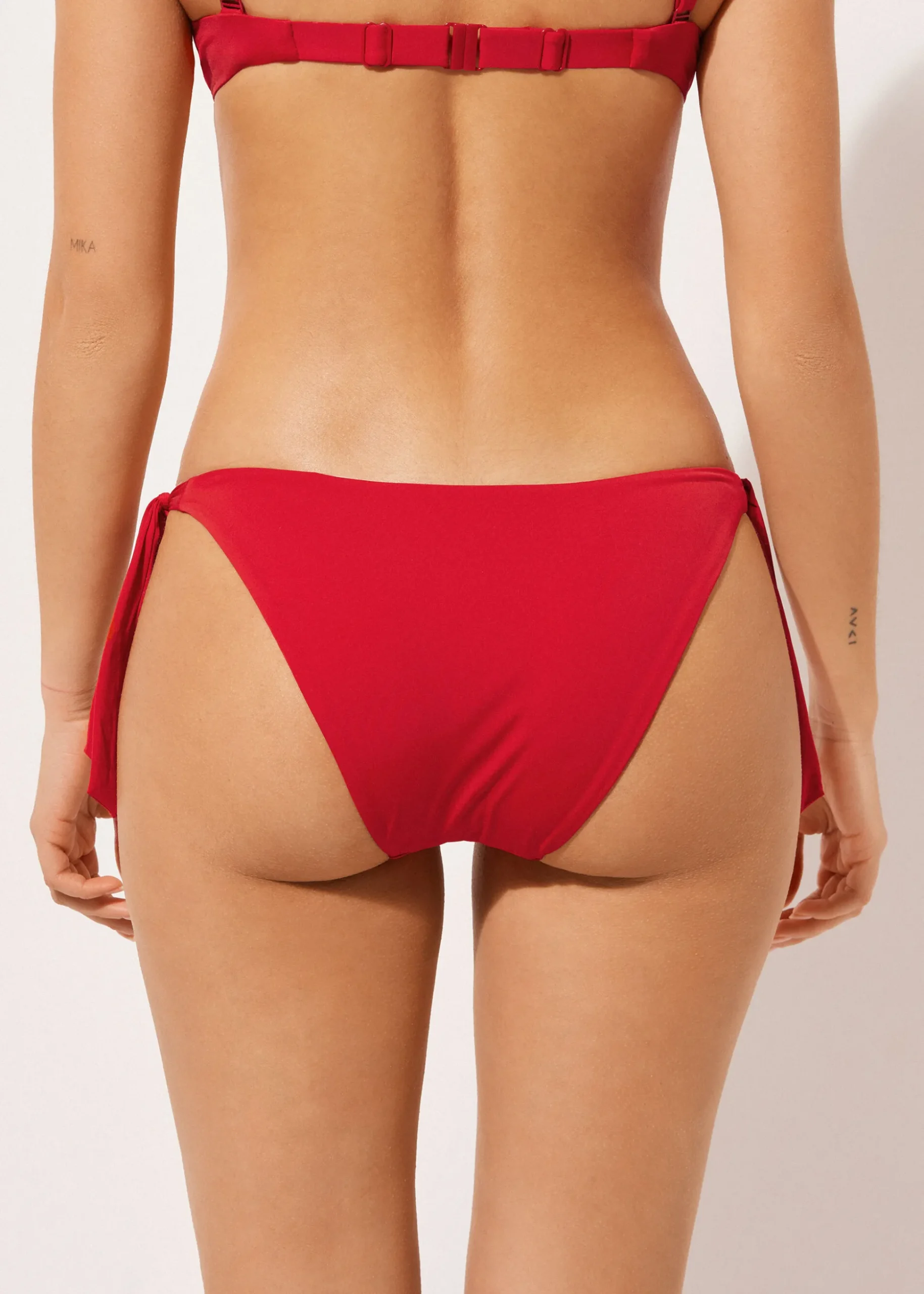 Figi z kokardami dół od kostiumu Indonesia