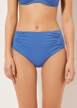 Figi z wysokim stanem modelujące dół od kostiumu Indonesia