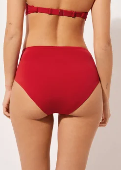 Figi z wysokim stanem modelujące dół od kostiumu Indonesia