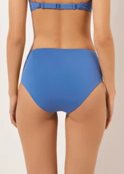 Figi z wysokim stanem modelujące dół od kostiumu Indonesia