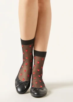 Skarpety w serduszka na całej powierzchni