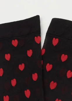 Skarpety w serduszka na całej powierzchni